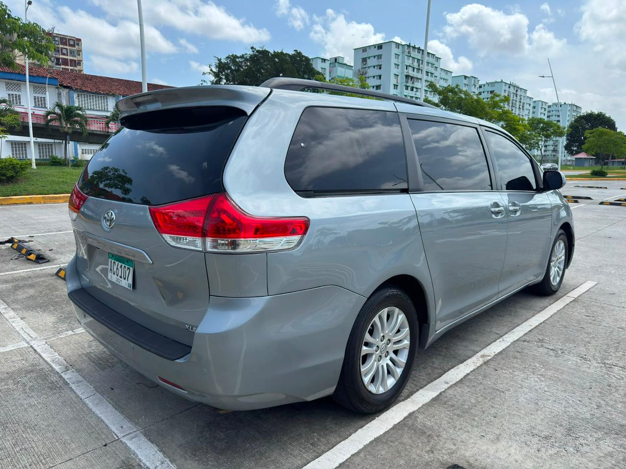 2013 TOYOTA  SIENNA XLE
