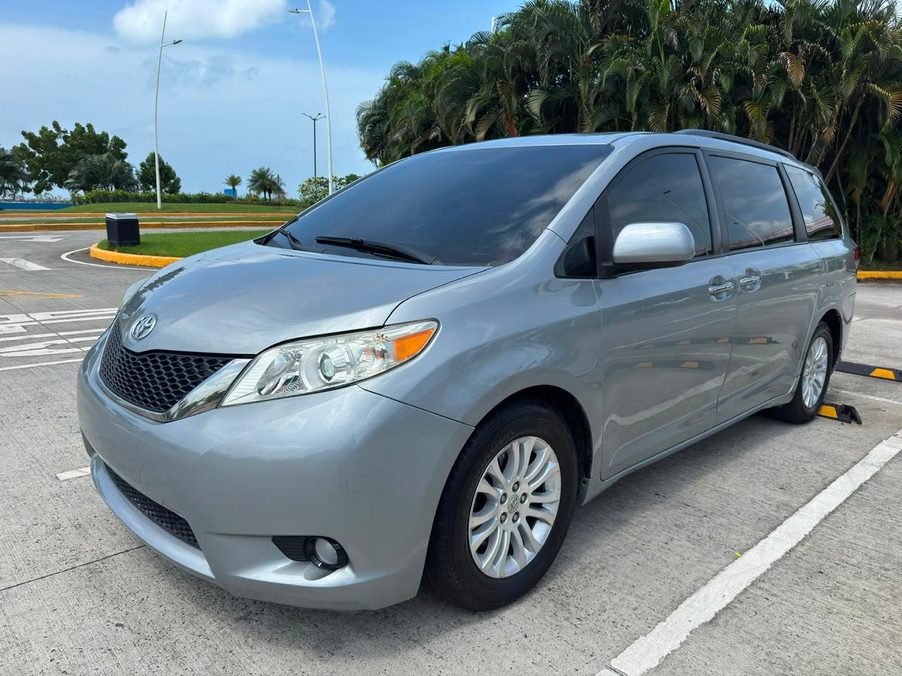 2013 TOYOTA  SIENNA XLE