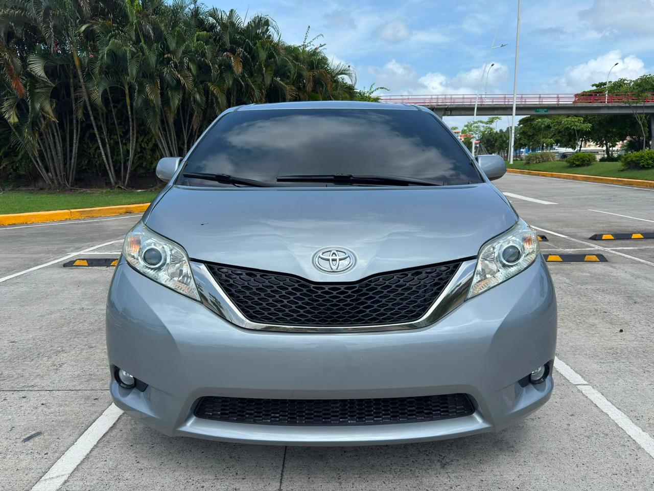 2013 TOYOTA  SIENNA XLE