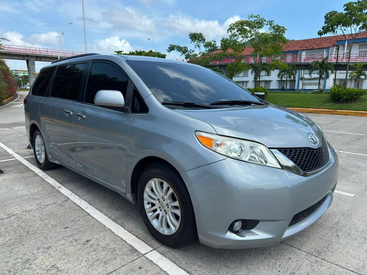 2013 TOYOTA SIENNA XLE